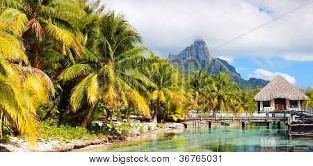 Panaoramabillede af smukke Bora Bora island landskab med Otemanu vedligehold på baggrund
