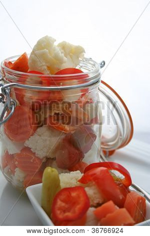在福康宁罐子里的新鲜 Giardiniera 沙拉。