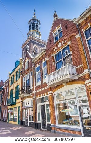 Kampen, Netherlands - April 22, 2020: Street With Old Houses And Historic Tower In Kampen, Netherlan
