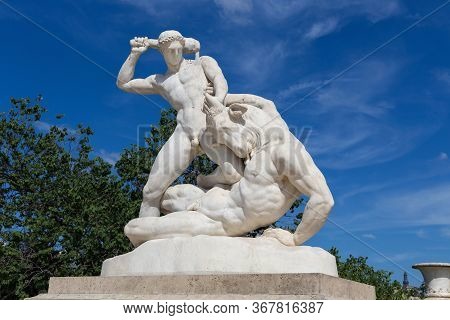View Of The Marble Sculpture Theseus And The Minotaur (1827) By Etienne-jules Ramey (1796-1852) In T