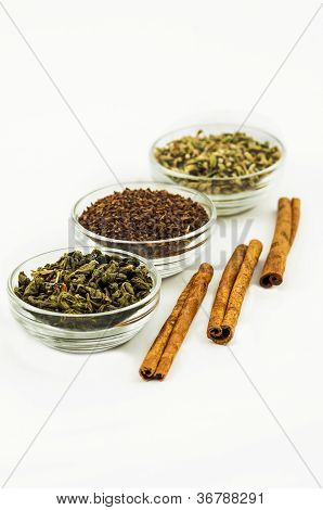 Filiale von grÃ¼nem Tee, Zimt, GewÃ¼rzen, isoliert