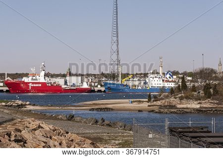 New Bedford, Massachusetts, Usa - May 13, 2020: Low Tide Allows Urban Explorers A Dry Crossing From 