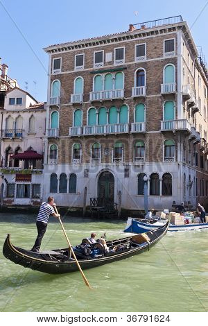 威尼斯，意大利-4 月 28 日： 吊船，2012 年 4 月 28 日在意大利威尼斯的游客。城市有 Av