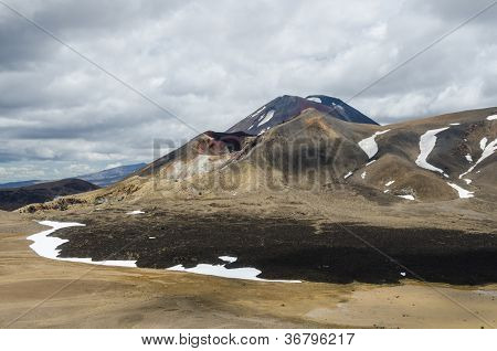 Červené kráter a hora Ngauruhoe, Tongariro National Park, Nový Zéland