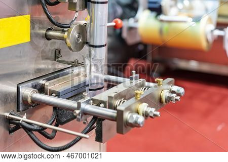 Close Up Transparent Envelope Plastic Pouch Bag And Horizontal Heating Sealing And Cutting Unit Of C