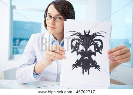 Vážné psycholog papír s Rorschach inkblot