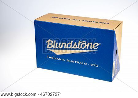Bordeaux , Aquitaine  France - 12 05 2022 : Blundstone Logo And Sign Text On Shoes Box From Tasmania