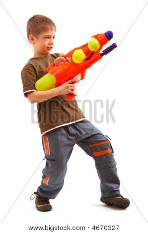 Rapaz com a pistola de água