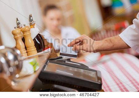 Næroptagelse af kassereren hænder