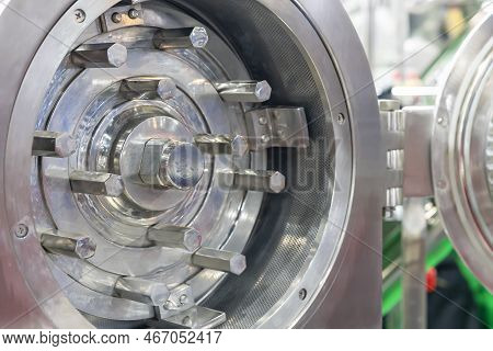 Close Up Detail Inside Chamber Of Stainless Steel Universal Crusher Fine Grinder Machine For Foodstu