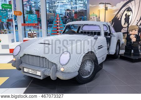 London, Uk - 10 December 2022, A Life-size Aston Martin Db5 Made Of Nearly 350,000 Legos Is On Displ