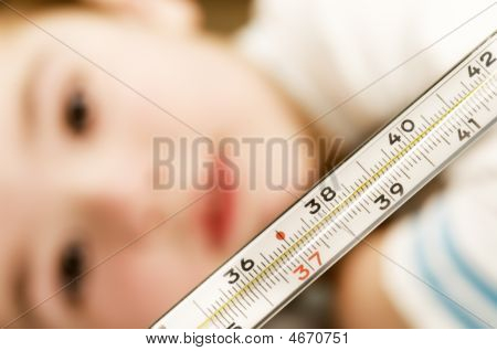 Bambino con influenza e febbre