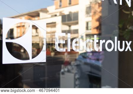 Bordeaux , Aquitaine  France - 12 05 2022 : Electrolux Logo Brand Shop And Text Sign On Windows Stor