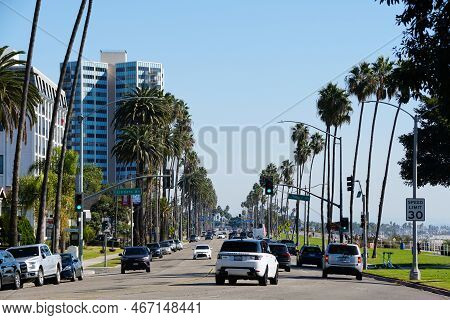 Long Beach, California, U.s.a - November 12, 2022 - The View Of The Traffic Along East Ocean Bouleva