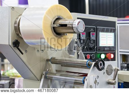 Close Up Transparent Plastic Stretch Film Sheet Roll On Automatic Wrapping Or Packing Machine For Go