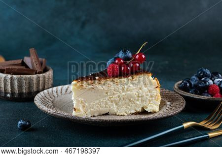 Piece Of San Sebastian Basque Cheesecake With Berries. Basque Cheesecake. Popular Dessert. Burnt Che