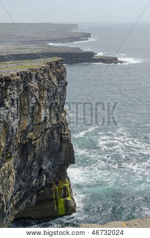 Irská krajina - pohled z Dun Aengus, Antická pevnost na Aranskými ostrovy, Irsko