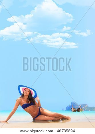 Jovem reaxing-se na praia no resort exótico