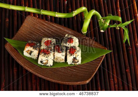 Velsmagende Maki sushi - Roll på plade på bambus mat