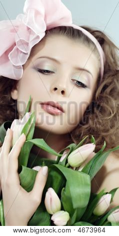 Frau ist Portrait blumenstrauss