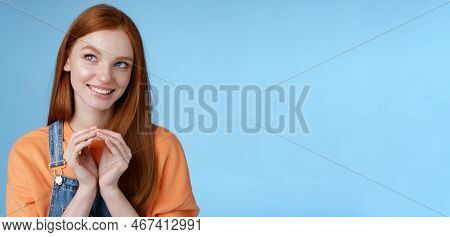 Devious Tricky Smart Pretty Redhead Girlfriend Have Evil Plan Smirking Mysteriously Look Upper Left 