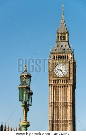 Big Ben, London, England, Uk, Westminster Bridge lámpákkal, az előtérben, a reggeli fényben