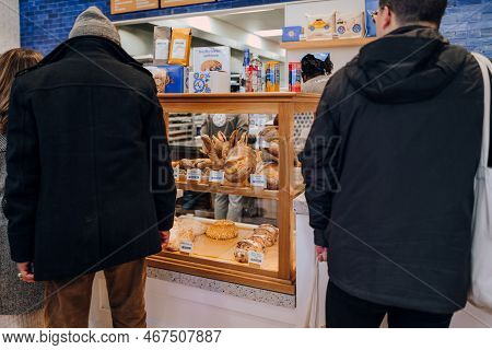 New York, Usa - November 26, 2022: Fresh Bread On A Retail Display Inside Levain Bakery, A New York 