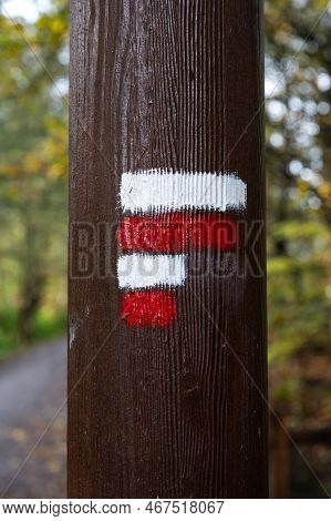 Jette, Brussels Capital Region, Belgium, 11 21 2022 - Red And White Sign, Marking The Gr, Long Dista