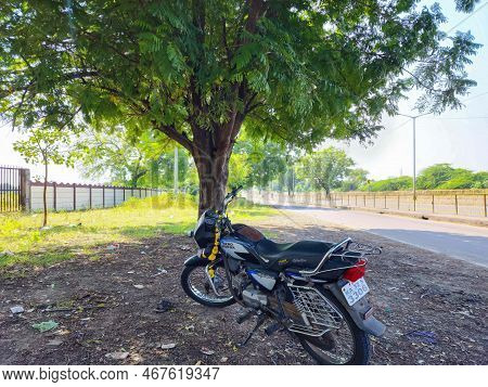 Gulbarga, India- November 26th 2022; Stock Photo Of Hero Honda Splender Bike Parked Under Tamarind T
