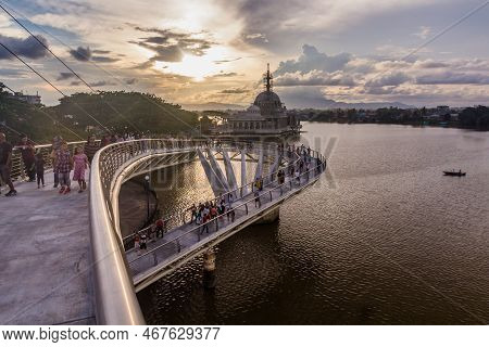 Kuching, Malaysia - March 4, 2018: Darul Hana Bridge And India Mosque In The Center Of Kuching, Mala