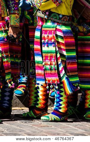 Peruanische TänzerInnen auf der Parade In Cusco.