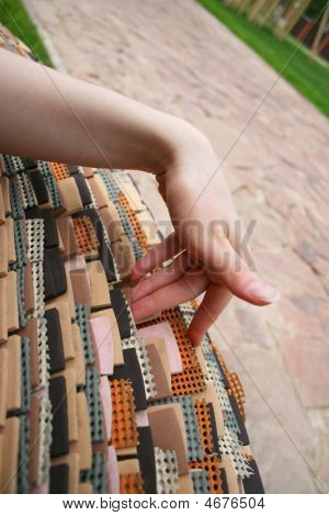 ผู้หญิงมือสัมผัสม้านั่งยาง