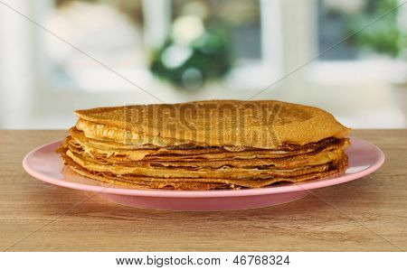 หวาน pancakes ในจานบนโต๊ะในห้องครัว
