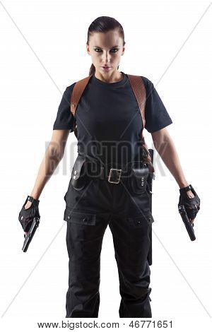 Policejní důstojník drží 2 zbraně