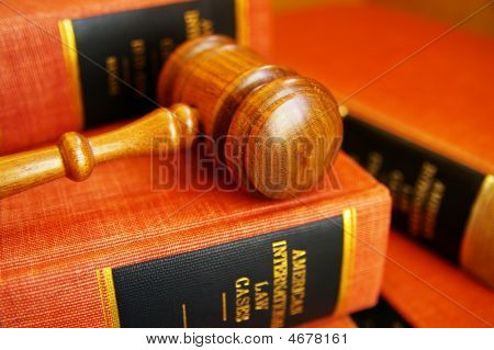 Legge libro mucchio