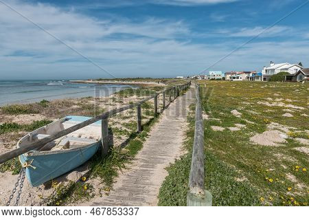Struisbaai, South Africa - Sep 21, 2022: A Beach Scene In Struisbaai, In The Western Cape Province. 