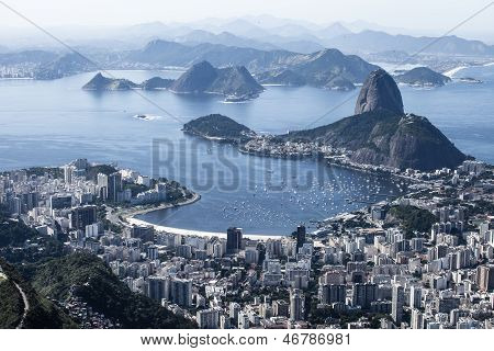 Rio De Janeiro, Brazílie. Suggar bochník a při pohledu z Corcovado Botafogo Beach