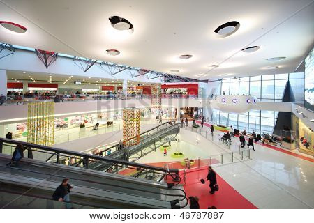 Moskwa - 28 października: Wielu klientów spaceru w centrum Gagarinskiy, 28 październik, 2012 w Moskwie, Rosja.
