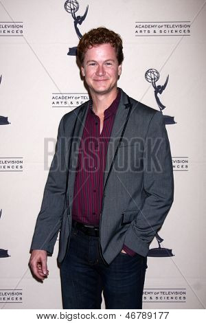 LOS ANGELES - JUN 13: Jonathan Mangum érkezik a recepción Daytime Emmy jelöltek által benyújtott