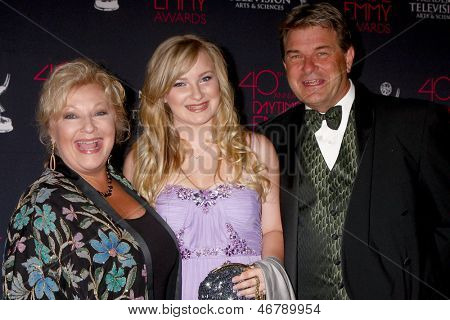 ลอสแองเจลิส - 14 jun: เบธ Maitland ครอบครัวเน้น Emmys สร้างสรรค์ของเวลากลางวัน 2013 ที่จะ Bonaven