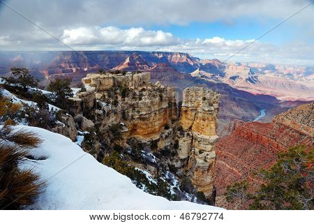 Grand Canyon vista panoramica in inverno con la neve e il cielo azzurro.