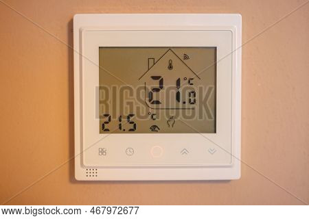 Online Thermoregulator For Heating In The Family Time To Maintain The Temperature And Look At Reduci