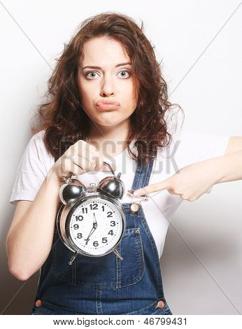 Młoda kobieta z alarmclock zabawa