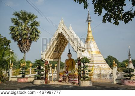 Thailand Ratchaburi Wat Muang Mon