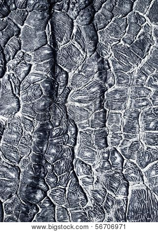 La surface du noir solidifié crack goudron. Le fond noir original.
