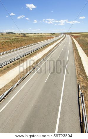 Autostrada z niebieski i pochmurne niebo