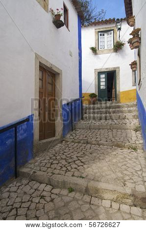 vista típica de una calle empinada en Óbidos, Portugal