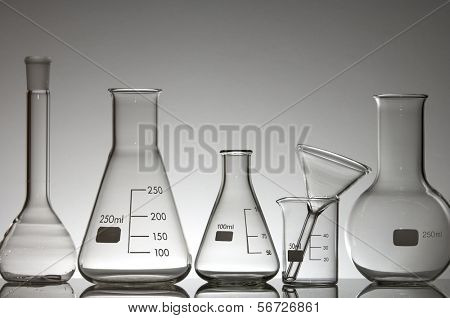 matériel de laboratoire verre sur fond blanc