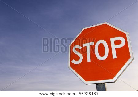 Rote Stop-Signal mit bewölkten Himmel