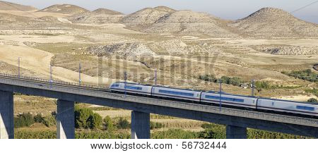 过境高架桥在西班牙高速列车的视图